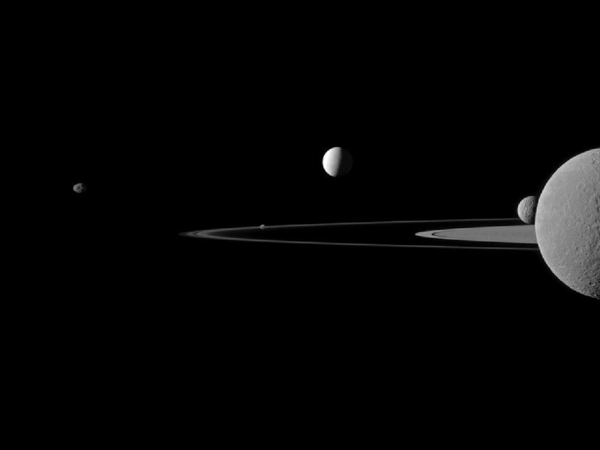 Szaturnusz_ot_holdja_egy_kepen_Cassini
