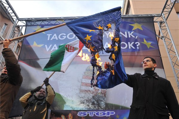Jobbik_EU_ellenes_tuntetes_Bp02