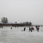 Hideg idő - Téli sport - Balaton - Keszthely, 2012. február 3. - Fiatalok jégkorongoznak a befagyott Balatonon, a keszthelyi strandon. MTI Fotó: Turcsi Gábor