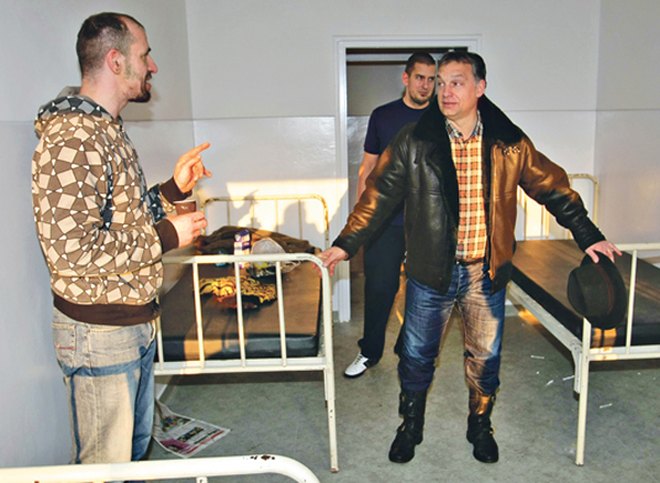 Orbán Viktor az Aszódi úti hajléktalanszálón - a Blikk.hu fotója