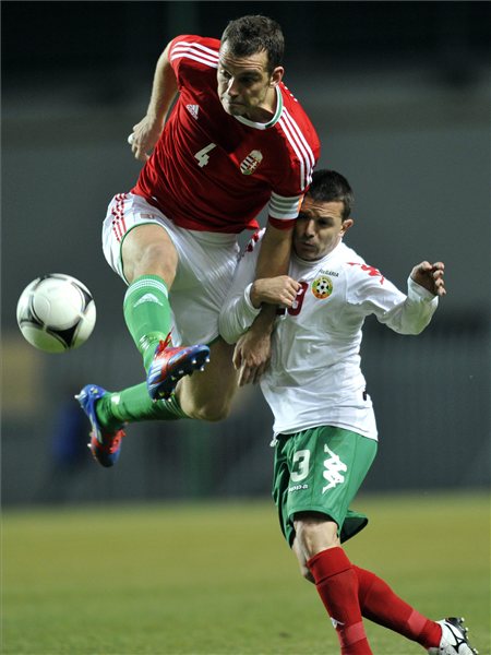 Juhász Roland (4)  vezeti a labdát Valentin Iliev mellett a Magyarország-Bulgária barátságos labdarúgó mérkőzésen a győri Rába ETO Stadionjában. MTI Fotó: Illyés Tibor