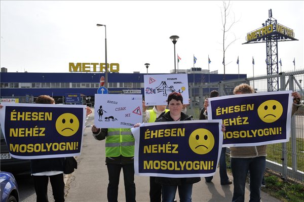 Budaörs, 2012. április 6. A Metro áruházlánc dolgozói a tavalyhoz képest jelentősen csökkenő bérek miatt demonstrációt tartanak a Kereskedelmi Alkalmazottak Szakszervezete szervezésében az érintett kereskedelmi vállalat budaörsi áruháza előtt. MTI Fotó: Soós Lajos