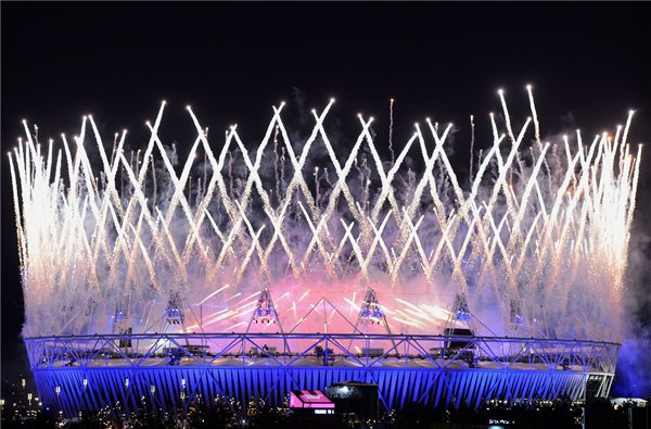 London, 2012. július 28. Tűzijáték fénye világítja meg az égboltot a 2012-es londoni nyári olimpia megnyitó ünnepségén az Olimpiai Park területén lévő Olimpiai Stadion felett 2012. július 27-én. MTI Fotó: Kovács Tamás