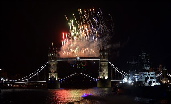 London, 2012. július 28. Motorcsónakkal viszik az olimpiai lángot a 2012-es londoni nyári olimpia megnyitó ünnepségére a Temzén, a Tower híd alatt alatt. MTI Fotó: Illyés Tibor