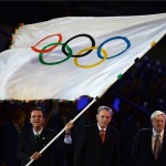 London, 2012. augusztus 13. Eduardo Paes, a 2016-os nyári olimpiát rendező Rio de Janeiro polgármestere (b) meglengeti az olimpiai zászlót, amelyet Jacques Rogge-tól, a Nemzetközi Olimpiai Bizottság elnökétől (k) vett át a 2012-es londoni nyári olimpia záróünnepségén az Olimpiai Stadionban 2012. augusztus 12-én. Jobbról Boris Johnson, London polgármestere. MTI Fotó: Kovács Tamás