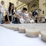 Harminc fiatal 6400 kávéspohárból rakta ki a világ legnagyobb kávéspoharakból kirakott mozaikképét a Budapesti Corvinus Egyetem főépületének, aulájában 2012. szeptember 30-án. A Guinness világrekord-kísérletben a 64 négyzetméteres csillagot ábrázoló óriásképet 4 óra alatt építették meg. MTI Fotó: Földi Imre