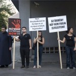 Demonstráló örmények állnak Magyarország bukaresti nagykövetsége előtt 2012. szeptember 6-án. A tüntetők amiatt tiltakoztak, hogy Magyarország átadta Azerbajdzsánnak az örmény katonatársa meggyilkolása miatt életfogytiglanra ítélt azeri katonatisztet, Ramil Safarovot. MTI Fotó: Baranyi Ildikó