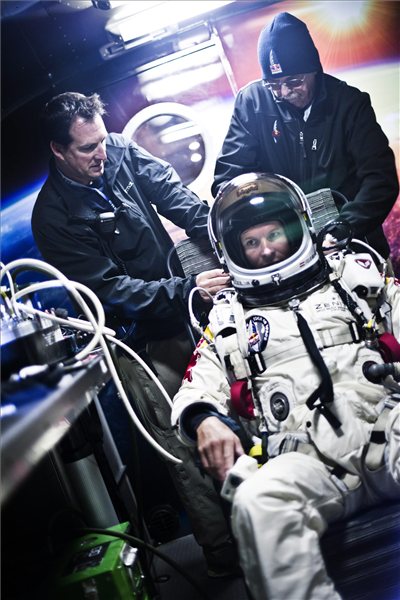 A Red Bull Stratos által 2012. október 14-én közzétett felvételen Felix Baumgartner osztrák extrém ejtőernyős speciális űrhajósruhában várakozik lakókocsijában, mielőtt végrehajtaná kísérleti ugrását a sztratoszférából az új-mexikói Roswell közelében húzódó sivatagban 2012. október 14-én. A 43 éves Baumgartner arra készül, hogy 36 km-es magasságból kiugorva megjavítsa a szabadesés magassági és időhosszúsági világcsúcsát, illetve az első ember legyen, aki szabadeséssel szárnyalja túl a hangsebességet. MTI Fotó: Red Bull Stratos/Gárdi Balázs