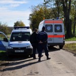 Rendőrök biztosítják a helyszínt egy elhaladó mentőautó mellett Kaposvár fészerlaki városrészének közelében 2012. november 3-án. Megtalálták a Kaposváron eltűnt 11 éves kisfiú holttestét a Sonline.hu értesülése szerint. A portál úgy tudja, a gyermeket agyonverték. MTI Fotó: Varga György