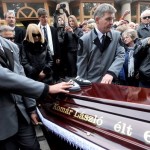 Komár László koporsóját viszik a 67 éves korában, október 17-én elhunyt énekes temetésén a budapesti Újköztemetőben 2012. november 6-án. MTI Fotó: Földi Imre