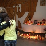 Diákok állnak iskolatársuk, az előre kitervelten, brutális kegyetlenséggel meggyilkolt 11 éves Szita Bence emlékhelyénél a mernyei általános iskola aulájában 2012. november 5-én. MTI Fotó: Varga György