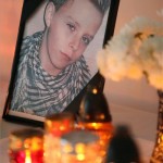 Mécsesek égnek az előre kitervelten, brutális kegyetlenséggel meggyilkolt 11 éves Szita Bence portréja előtt a mernyei általános iskola aulájában 2012. november 5-én. MTI Fotó: Varga György