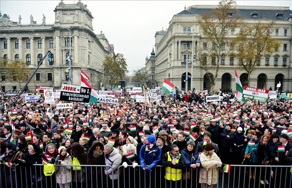 Résztvevők a Tömegtüntetés a nácizmus ellen elnevezésű demonstráción a fővárosi Kossuth Lajos téren 2012. december 2-án. A tüntetést a jobbikos Gyöngyösi Márton november 26-án tett kijelentése elleni fellépésül a Mindannyian Együtt Jeruzsálemért Alapítvány facebookos kezdeményezésére a Mazsihisz, a Hit Gyülekezete és az Élet Menete Alapítvány szervezte. MTI Fotó: Beliczay László