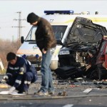 Rendőrök helyszínelnek két összeroncsolódott jármű közelében, melyek frontálisan ütköztek a 4-es főút 164-es kilométerénél, Karcag külterületén 2013. január 6-án. A balesetben a vétlen, magyar rendszámú szamélyautó öt utasa közül négy felnőtt: három férfi és egy nő a helyszínen életét vesztette, míg egy csecsemő, akit életveszélyes állapotban, mentőhelikopterrel szállítottak kórházba a debreceni Kenézy Kórházban halt meg. A balesetet  okozó francia rendszámú gépkocsi három utasa sértetlenül úszta meg a karambolt. MTI Fotó: Bugány János