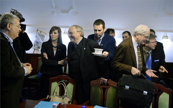 Steiner Pál, a Magyar Szocialista Párt (MSZP) tagja (b), Buzás Anna (b2), Avarkeszi Dezső (b3) és Molnár Csaba (b4), a Demokratikus Koalíció (DK) tagjai, az Együtt 2014 tárgyalási delegációját vezető Bárándy Péter, a volt Medgyessy-kormány igazságügyi minisztere (j2) és Suha György, a Magyarországi Szociáldemokrata Párt tagja (j) az MSZP által kezdeményezett ellenzéki megbeszélésen a budapesti Pallas Páholyban 2013. január 2-án. A megbeszélésen az MSZP mellett a Demokratikus Koalíció, a Haza és Haladás Egyesület, a Magyarországi Szociáldemokrata Párt, a Magyar Szolidaritás Mozgalom, a Milla Egyesület és a Szövetségben, Együtt Magyarországért Párt képviselői vettek részt. MTI Fotó: Beliczay László