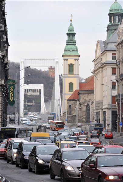 Járművek haladnak a budapesti Szabad sajtó úton 2013. január 7-én a Ferenciek tere és a Március 15. tér átépítése miatt kialakított új közlekedési rend szerint.