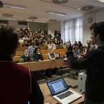 Teremfoglaló diákok beszélnek diáktársaikhoz az Eötvös Loránd Tudományegyetem (ELTE) budapesti, Múzeum körúti B épületében 2013. február 11-én. A demonstrálók az egyetemet érintő pénzelvonás miatt az oktatást több teremben megszakították. MTI Fotó: Szigetváry Zsolt