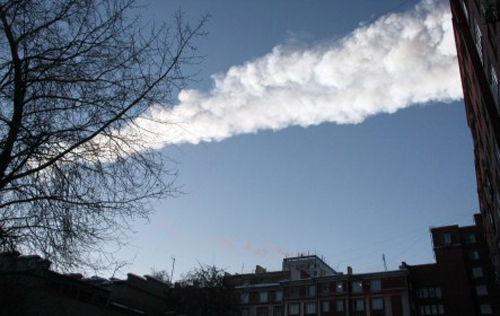 Becsapódó meteor füstcsóvája Cseljabinszk felett, Oroszországban