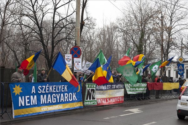 Az Új Jobboldal nevű szélsőjobboldali szervezet szimpatizánsai a székely zászló használata ellen tiltakoznak a bukaresti magyar nagykövetség épülete előtt 2013. február 11-én. MTI Fotó: Baranyi Ildikó