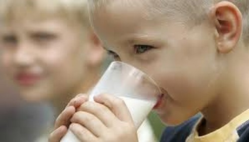 gyerek_tejet_iszik