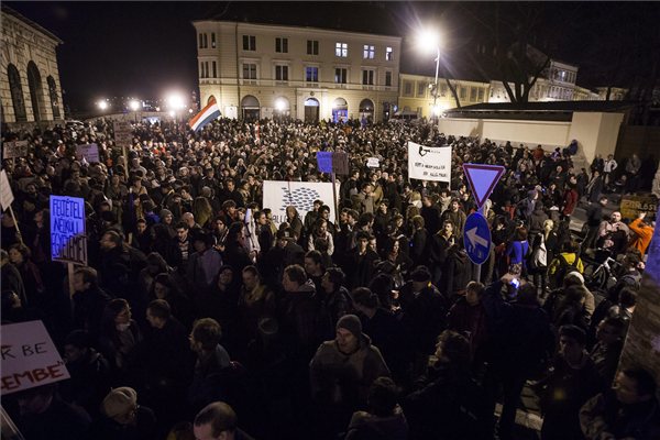 Civilek az alkotmány negyedik módosítása ellen demonstrálnak a Sándor-palota közelében, a budavári Dísz téren 2013. március 11-én. MTI Fotó: Szigetváry Zsolt