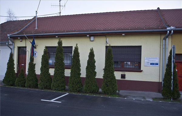 Az izsáki rendőrőrs épülete 2013. április 10-én. Kényszervallatás és halált okozó testi sértés gyanúja miatt őrizetbe vettek két az izsáki rendőrt Bács-Kiskun megyében. MTI Fotó: Ujvári Sándor