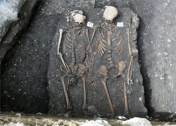 Az ásatást vezető régész által 2013 április 19-én közreadott képen egymás kezét fogva, közös koporsóban eltemetett, 15-16. században élt fiatal pár csontváza látható a Kolozsvár központjában levő egykori Benedek rendi kolostor belső udvarán 2013. április 12-én. A harminc év körül férfi erőszakos halállal halt meg, a nő csontvázán semmilyen sérülés jeleit nem találták a régészek. MTI Fotó: Adrian Rusu