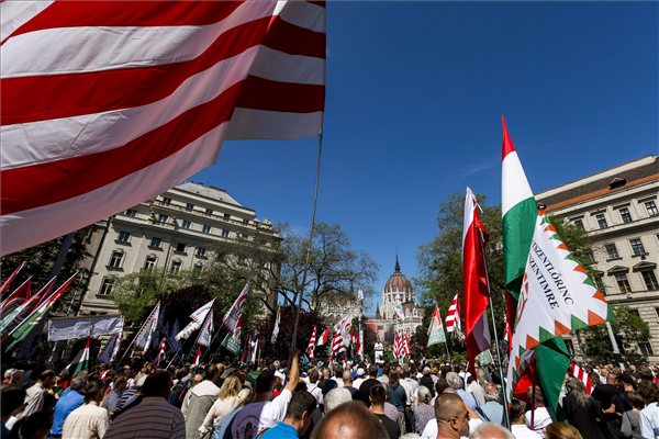A Jobbik demonstrációja a budapesti Vértanúk terén 2013. május 4-én. A rendőrség által betiltott, de bírósági döntéssel utóbb engedélyezett tüntetést a bolsevizmus és a cionizmus áldozatainak emlékére hirdették meg. MTI Fotó: Mohai Balázs