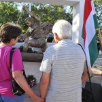 A 2008-ban elhunyt Kolonics György szülei az olimpiai bajnok kenus felavatott szobra, Kligl Sándor Munkácsy-díjas szobrászművész alkotása előtt a velencei-tavi evezős és kajak-kenu pálya céltornyánál 2013. augusztus 2-án.