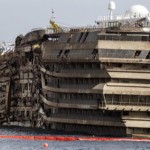 A Costa Concordia felállított roncsa Giglio-szigeténél