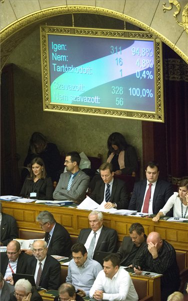 magyar_parlament_rezsicsokkentes_szavazas_2013okt14