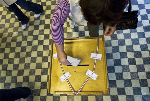 valasztas_magyar_szavazas_szavazourna2013