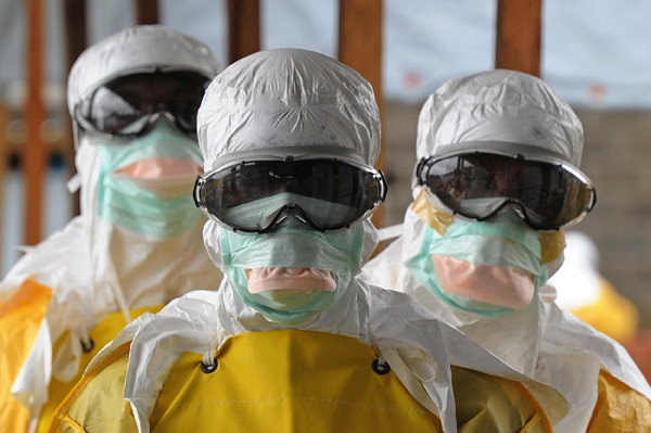 ebola_olaszo_vedoruha_2014nov