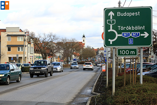 Autóforgalom Budaörsön a Szabadság úton 2015. január 12-én