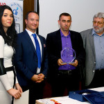 Ambrus András vette át a díjat Hinora Ferenctől (balra) és dr. Piskóti Istvántól (Miskolci Egyetem Marketing Intézetének vezetője (jobbra))