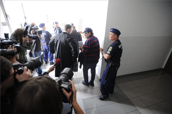 Lagzi Lajcsit 2015. szeptember 24-én rendőrök kísérik a Budaörsi Járásbíróságra