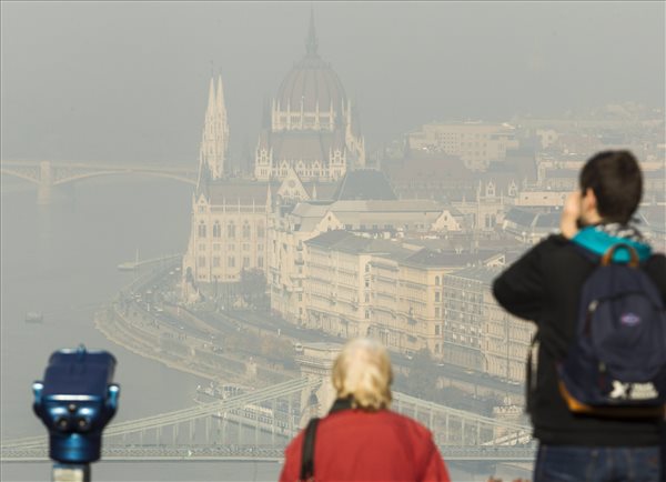 szmog_szallo_por_szmogriado_legszennyezes_budapest_parlament_2015