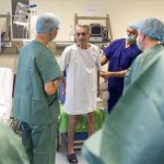 Stumpf Tibor, a Magyarországon első sikeresen végrehajtott tüdőtranszplantáción átesett beteg (középen)