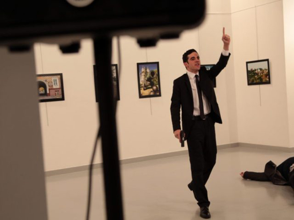 Andrej Karlov törökországi orosz nagykövet merénylője, miután lelőtte a diplomatát. Fotó: Burhan Ozbilici / MTI
