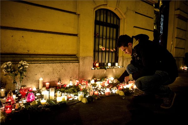 Mécsest gyújt egy megemlékező az előző napon este történt buszbaleset áldozatainak emlékére a VI. kerületi Szinyei Merse Pál Gimnázium előtt 2017. január 21-én. MTI Fotó: Marjai János