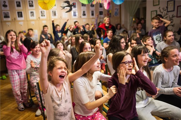 A Bakáts Téri Ének-Zenei Általános Iskola énekkarának tagjai, az Oscar-díjas Mindenki című kisfilm szereplői az iskolában 2017. február 27-én, az Oscar-gála éjszakáján.