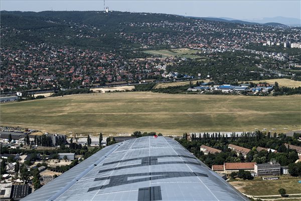 A budaörsi repülőtér egy 1949-ben forgalomba állt LI-2 repülőgépből fotózva 2017. június 20-án.