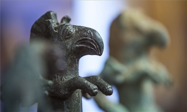 Bronz kocsidíszek a Budapest Történeti Múzeum és a Magyar Nemzeti Múzeum közös, a Csillaghegyi Strand területén végzett ásatás területéről előkerült római kori kocsisír leleteit bemutató sajtótájékoztatóján az Aquincumi Múzeumban 2017. június 22-én