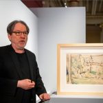 Magyar Nemzeti Galéria főigazgatója beszél, mellette Paul Cezanne Cháteau Colombier látképe című akvarellje a Szépművészeti Múzeumban 2022. február 3-án. Ezzel a nagy értékű Cezanne-művel gyarapodott a Szépművészeti Múzeum gyűjteménye; a műtárggyal - amelynek mindkét oldalán egy-egy akvarell látható - a február 13-ig nyitva tartó, Cezanne-tól Malevicsig című kiállításon találkozhat a múzeum közönsége. A Cezanne-akvarellt a múlt év végén a Christie's New York-i aukcióján vásárolta meg a múzeum. MTI/Balogh Zoltán