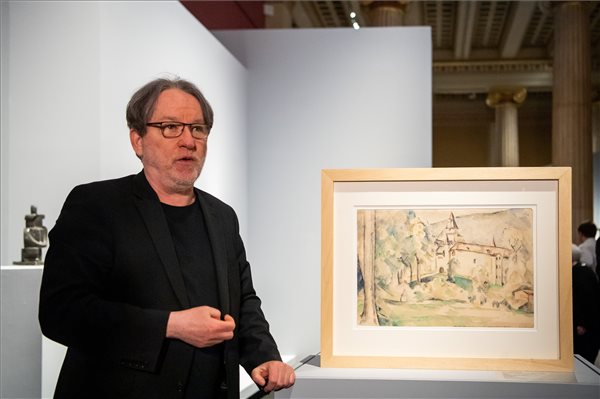Magyar Nemzeti Galéria főigazgatója beszél, mellette Paul Cezanne Cháteau Colombier látképe című akvarellje a Szépművészeti Múzeumban 2022. február 3-án. Ezzel a nagy értékű Cezanne-művel gyarapodott a Szépművészeti Múzeum gyűjteménye; a műtárggyal - amelynek mindkét oldalán egy-egy akvarell látható - a február 13-ig nyitva tartó, Cezanne-tól Malevicsig című kiállításon találkozhat a múzeum közönsége. A Cezanne-akvarellt a múlt év végén a Christie's New York-i aukcióján vásárolta meg a múzeum. MTI/Balogh Zoltán