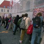 Budapest, 2023. május 3.
Videofelvételrõl készített képen tiltakozók a kordonelemeket döntögetik a pedagógusok tervezett státusztörvénye elleni tüntetés vége után a Karmelita kolostornál tartott demonstráción 2023. május 3-án.
MTI/MTVA