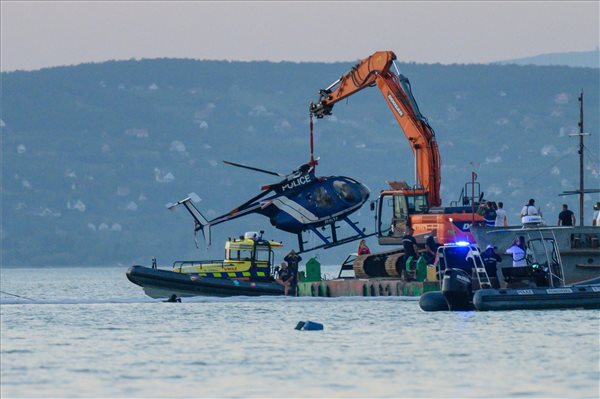 Kiemelik a vízből a Balatonba zuhant rendőrségi helikoptert Balatonszéplak közelében 2023. szeptember 7-én. Az MD 500E típusú helikopter a Készenléti Rendőrség Légirendészeti Szolgálatának tervezett gyakorlata közben, a parttól mintegy 300 méterre zuhant a tóba. A gép kétfős legénységét egy közelben tartózkodó hajó mentette ki. MTI/Vasvári Tamás