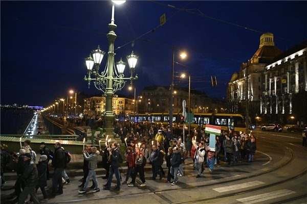 Az El a kezekkel a gyerekektől, ennyi nem elég! címmel, az Országos Közös Akarat elnevezésű szervezet kezdeményezésére tartott demonstráció résztvevői a budapesti Szent Gellért téren 2024. február 21-én. MTI/Koszticsák Szilárd